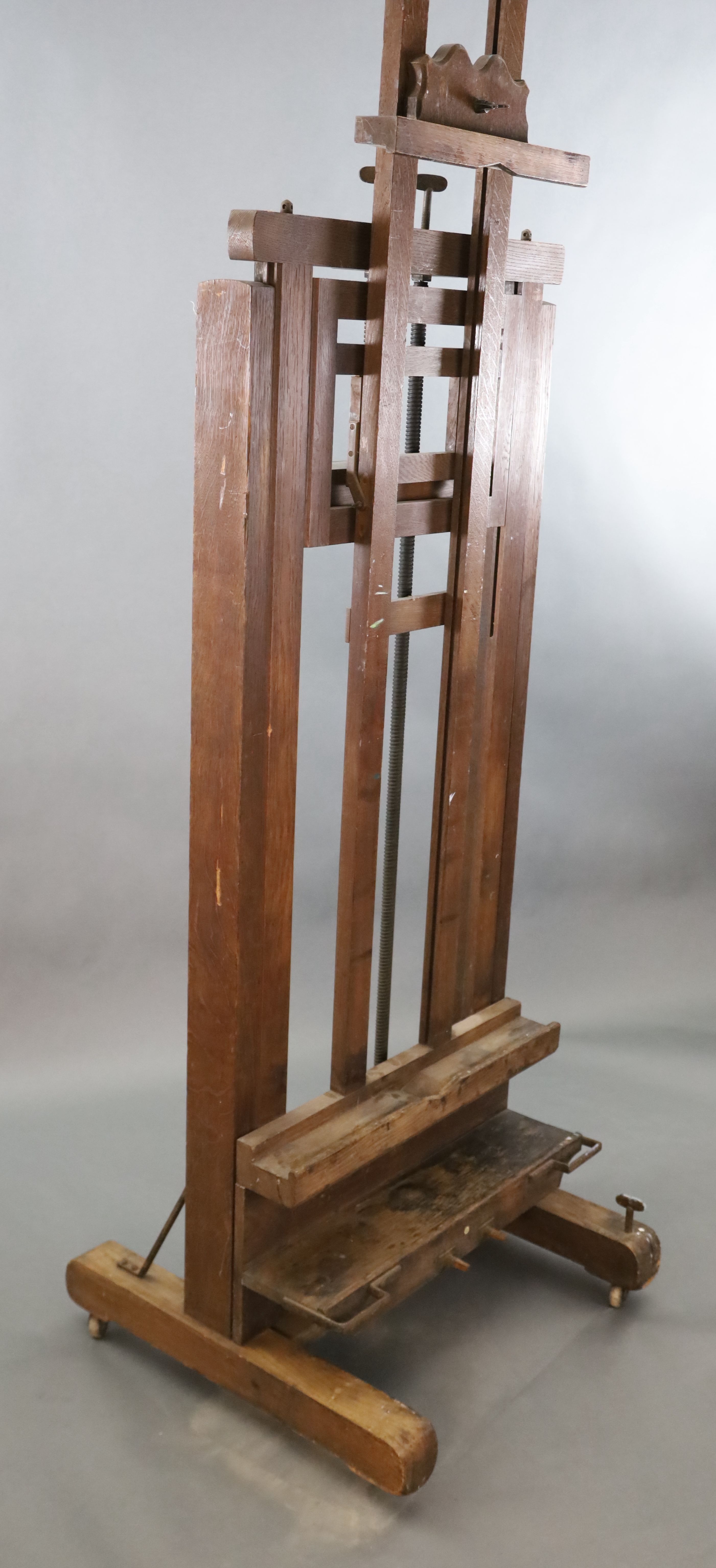 A Roberson & Co oak studio easel, W.2ft 4.5in. H.8ft 10in.
